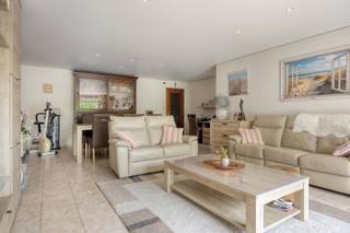 <p>Immo Pické biedt u dit gunstig gelegen gelijkvloers appartement aan in Sint-Pieters-Leeuw, gelegen in de nabijheid van winkels, scholen, invalswegen, openbaar vervoer en alle voorzieningen. Dit appartement bevindt zich op de gelijkvloerse verdieping en beschikt over een inkomhal/nachthal, een ruime woonkamer (40 m2), een volledige geïnstalleerde keuken (15 m2), een wasplaats, een toilet, twee slaapkamers en een badkamer met dubbele lavabo en bad. Dit appartement beschikt achteraan nog over een prachtig groot terras van maar liefst 40 m2. Dit appartement beschikt bovendien over een ruime privatieve garagebox, die dient worden aangekocht voor 25.000 euro. Extra informatie: elektriciteit conform, zeer goed onderhouden, dubbele beglazing, zonneluifel, elektrische rolluiken, gemeenschappelijke zolderruimte, ... EPC score E wordt mits plaatsing warmtepomp (airco/verwarming) een score C.</p>