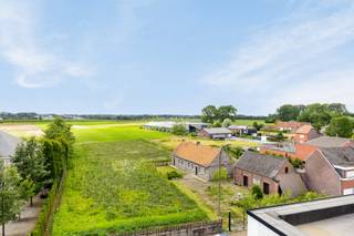Welkom bij dit charmante penthouse te huur in het dorp van Oosterzele.Dit smaakvol ingerichte en energiezuinige dakappartement biedt niet alleen...