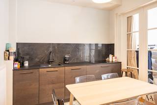 Dit gezellige en in 2023 gerenoveerde appartement is gelegen pal in het centrum van de stad, aan bushaltes, winkels, scholen en ontspanningsmogelijkheden. Het station van Leuven is op wandelafstand bereikbaar.<br /><br />Het appartement ligt op de eerste verdieping van een kleinschalig gebouw (en dus een beperkte mede-eigendom) met nog 4 andere appartementen en 1 handelszaak (op de gelijkvloerse verdieping). Door de centrale ligging van het appartement in het hart van de stad, aan het begin van de Bondgenotenlaan en aan het Rector de Somerplein, ben je overal snel en vlot te voet of met de fiets.<br /><br />Het appartement bestaat uit een centrale inkomhal, die toegang geeft tot de verschillende ruimtes. De slaapkamer is aan de achterzijde gelegen en heeft een klein achterliggend terrasje. De badkamer is voorzien van een toilet, lavabo en inloopdouche met regendouche. Er is een aparte berging met aansluitingen voor wasmachine/droogkast.<br /><br />De keuken is volledig geïnstalleerd en voorzien van alle moderne comfort. Aansluitend bevindt zich de leefruimte, waar de zon heerlijk binnenvalt, en van waaruit je uitkijkt op de gezellige drukte van het Rector de Somerplein.<br /><br />Er is ook een ondergrondse kelder aanwezig. Het gebouw zelf is voorzien van een lift. <br /><br />Ben je op zoek naar een eigen stekje, een uitvalsbasis voor je studerende dochter/zoon of een investering met een mooi rendement? Contacteer ons dan voor meer info of om een bezoek in te plannen!