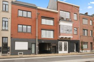 Bel-étagewoning op topligging in het centrum van Tienen, recht tegenover het station en de bushaltes. Dankzij deze centrale ligging geniet u van een uitstekende bereikbaarheid en alle voorzieningen op wandelafstand. De woning biedt veel ruimte en potentieel. Op het gelijkvloers bevindt zich de inkomhal met vaste trap naar de ruime kelder. Op de eerste verdieping vinden we een apart toilet, een ruime keuken met aansluitend terras en een lichtrijke leef- en eetruimte. Op de tweede verdieping zijn er twee ruime slaapkamers en via een trapluik bereikt u de zolder met uitbreidingsmogelijkheden. Ideaal voor wie op zoek is naar een renovatieproject met tal van mogelijkheden op een centrale locatie. Er is ook een mogelijkheid tot het huren van een parkeerplaats en/of garagebox.