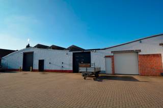 Magazijn van ca. 295 m²  op een centrale en goed bereikbare locatie te Broechem! Unit met een oppervlakte van 295 m² en een vrije hoogte van 3m30, voorzien van grote automatische poort (3m breed en 3m19 hoog)! Water, alarm en elektriciteit aanwezig. Sanitair en openbaar laden van voertuigen mogelijk. Verhuur onder BTW (aftrekbaar) en exclusief onroerende voorheffing.  Beschikbaar vanaf 15 januari 2026.