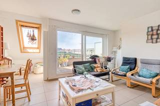 In residentie "Oost-Eindeken" bevindt zich dit instapklaar appartement (77m² bewoonbare oppervlakte, EPC 181, conforme elektrische keuring, lift aanwezig) te koop met 2 slaapkamers en gunstig georiënteerd terras. Langs de Stationsstraat te Maldegem geniet men van een uitstekende locatie vlakbij openbaar vervoer, buurtwinkels, scholen, sportcentrum en een vlotte verbinding richting Brugge, Knokke, Aalter, Eeklo... Het appartement is momenteel verhuurd.Indeling:Derde verdieping (77m² bewoonbare oppervlakte):- Inkomhal met gastentoilet;- lichtrijke woonkamer met ingerichte leefkeuken voorzien van oven, koelkast, vaatwasser, keramische kookplaat, dampkap en tal van kasten;- gunstig georiënteerd terras;- berging met aansluiting voor wasmachine, CV-installatie;- badkamer voorzien van ligbad met douchemogelijkheid en lavabo in meubel;- slaapkamer 1; - slaapkamer 2.Bestuursmaatregelen in het maatregelenregister: nee