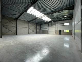 Deze recente KMO-unit van 369 m² is gelegen in het kwalitatieve bedrijvenpark “Gundilo Park” te Wondelgem, op een strategische locatie vlak naast de R4.<br />Dankzij de uitstekende bereikbaarheid is dit de ideale uitvalsbasis voor opslag, atelieractiviteiten of andere professionele doeleinden.<br /><br />De geïsoleerde bedrijfsunit is opgetrokken uit een staalstructuur met betonpanelen en beschikt over een vrije hoogte van circa 6 meter. Het magazijn is uitgerust met een sectionaalpoort van 4 m breed en 4,5 m hoog, een gepolierde betonvloer en een lichtstraat die zorgt voor een aangename natuurlijke lichtinval. Aan de voorzijde bevindt zich een kantoorruimte met raampartij, ideaal voor administratieve activiteiten of ontvangst van klanten.<br /><br />Bij de unit horen bovendien 2 privatieve parkeerplaatsen en een buitenruimte van circa 45 m², die kan worden gebruikt voor opslag of publiciteit.<br /><br />Troeven:
<ul>
	<li>Geschikt voor opslag, atelier of KMO-activiteiten;</li>
	<li>Onmiddellijk beschikbaar.</li>
	<li>Huurprijs exclusief btw, onroerende voorheffing, gemeenschappelijke en privatieve kosten.</li>
	<li>Gemeenschappelijke kosten: provisie van €100/maand exclusief btw.</li>
</ul>
<br />Een uitstekende opportuniteit voor ondernemers die op zoek zijn naar een moderne en vlot bereikbare bedrijfsruimte.