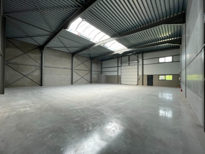 Recente KMO-unit van 369 m² met kantoor, buitenopslag en 2 parkeerplaatsen - foto 3