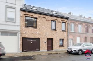 <p><strong>Ben je op zoek naar een ruime woning met 4 à 5 slaapkamers, garage en tuin in Aalst? Gevonden!</strong><br />Op wandelafstand van het centrum van Aalst en in de nabijheid van belangrijke invalswegen bevindt zich deze ruime woning met tal van mogelijkheden. Dankzij de royale volumes, praktische indeling en het gunstige EPC-label B vormt deze eigendom de ideale uitvalsbasis voor grote gezinnen, thuiswerkers of kopers die op zoek zijn naar een woning met potentieel. De gascondensatieketel draagt bij aan een energiezuinige woonst zonder renovatieverplichting. Hoewel een aantal ruimtes nog gemoderniseerd kunnen worden, is de woning steeds goed onderhouden en biedt ze een uitstekende basis om volledig naar eigen smaak af te werken.</p>
<p>Via de inkomhal met vestiaire en berging kom je terecht in een eerste ruime leefruimte. Daarnaast beschikt de woning over een tweede woonkamer die perfect kan dienen als eetkamer, bureau, speelkamer of tv-ruimte. De ingerichte keuken is uitgerust met een ingebouwde koelkast en diepvries, vaatwasser, apothekerskast, nieuwe oven en nieuwe microgolfoven. Verder bevinden zich op het gelijkvloers een apart gastentoilet en een inpandige garage. De eerste verdieping telt drie volwaardige slaapkamers en een ruime badkamer die nog verder kan worden vernieuwd naar hedendaagse normen. Op de tweede verdieping vind je een vierde slaapkamer en een bijzonder ruime overloop die eenvoudig kan worden ingericht als vijfde slaapkamer, bureau, hobbyruimte of dressing. Dankzij de aanwezige watervoorzieningen biedt deze verdieping bovendien de mogelijkheid om een studio of aparte woonunit te creëren.</p>
<p>Achteraan geniet je van een aangename tuin waar je in alle rust kan ontspannen en genieten van het buitenleven.</p>