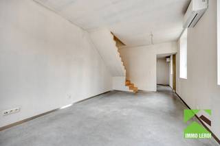Wonen in het centrum, zonder zorgen, in een woning die tot in de puntjes werd afgewerkt? Deze volledig gerenoveerde hoekwoning combineert compacte charme met een hoog afwerkingsniveau en hedendaags wooncomfort.<br /><br />Alles wat je ziet en niet ziet, is nieuw: dak, technieken, elektriciteit, isolatie én zonnepanelen. Het resultaat? Een energiezuinige woning met EPC-label A, klaar voor de toekomst.<br /><br />Op het gelijkvloers kom je binnen in een stijlvolle leefruimte. De gepolierde betonvloer, strakke RVS plinten en hoogwaardige afwerking zorgen voor een moderne uitstraling. De ruime open keuken met eiland is uitgerust met alle toestellen en vormt het hart van de woning. Aansluitend bevinden zich een apart toilet en praktische berging met aparte inkom. <br /><br />Een subtiel maar uniek detail? In de woonkamer werd een elektrisch beamerscherm geïntegreerd in het plafond – perfect voor gezellige filmavonden in eigen huis.<br /><br />Op de verdieping bevindt zich een ruime slaapkamer van maar liefst 21 m² met geïntegreerde kasten en een moderne badkamer met douche, lavabo en toilet.<br /><br />Als extra troef biedt het plat dak de mogelijkheid tot het creëren van een dakterras.<br /><br />Deze woning is ideaal voor wie op zoek is naar een instapklare, energiezuinige en karaktervolle stadswoning – perfect voor alleenstaanden, koppels of als slimme investering.<br /><br />Troeven:<br /> - Volledig gerenoveerd (nieuwbouwkwaliteit)<br /> - Een laag KI van 208 euro<br /> - EPC A + zonnepanelen<br /> - Hoogwaardige en moderne afwerking<br /> - Het interieur is al met een primer geschilderd, je kiest nog zelf de eindkleur.<br /><br />Interesse? Plan dan snel een bezoek door te bellen naar 012 23 00 23 of stel je vragen aan roland@immo-leroi.be.