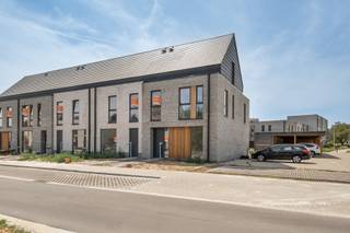 Moderne halfopen <strong><span>energiezuinige woning </span></strong>(<span>271 m²) </span>met 3 slaapkamers, een fietsenberging, autostaanplaats en een tuin met west-oriëntatie. <br />Op het gelijkvloers vind je de inkomhal met apart gastentoilet, leefruimte en keuken. Op de eerste verdieping vind je 3 slpk., een berging, aparte toilet en badkamer. De zolder kan optioneel worden afgewerkt.<br /><br />Meer info? Contacteer ons via 03 808 27 82 of info@matexi.be. Surf naar matexi.be/broechem.<br />