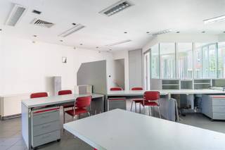 <p>Op zoek naar een inspirerende werkplek met net dat tikkeltje extra? Dit lichtrijke kantoor van ca. 90 m² combineert comfort, functionaliteit en een aangename werkomgeving.</p><p>De open ruimte baadt in natuurlijk licht en zorgt voor een ruimtelijk gevoel, terwijl de twee aparte kantoorruimtes perfect zijn voor vergaderingen of geconcentreerd werken. De praktische kitchenette en het aparte toilet bieden extra gebruiksgemak.</p><p>Een absolute troef is de gezellige tuin van maar liefst 102 m², met een combinatie van gras en terras; ideaal om tijdens de middagpauze even te ontspannen en te genieten van het zonnetje! ;)<br />Daarnaast beschikt het pand over een oprit en een kelder die perfect kan dienen als opslagruimte of voorraadruimte.<br />Gelegen op een vlot bereikbare locatie, is dit kantoor makkelijk toegankelijk voor zowel medewerkers als klanten.</p><p>Kortom, de ideale combinatie van een professionele werkplek en een aangename omgeving!</p><p>Wenst u meer informatie of had u graag een bezichtiging gewenst? info@markasa.be of 03/827.72.92</p>