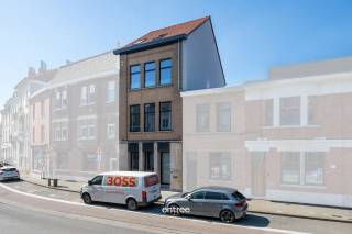 Dit fraaie appartement gelegen in het hart van Gent biedt een comfortabele en stijlvolle leefomgeving. Met een bewoonbare oppervlakte van 100 m² is er voldoende ruimte voor zowel ontspanning als dagelijkse activiteiten. De ruime indeling zorgt voor een aangename lichtinval en een open sfeer.<br /><br />Het appartement beschikt over één slaapkamer met dressing, ideaal voor singles of koppels die op zoek zijn naar een knusse en praktische woonruimte. Daarnaast is er een moderne badkamer aanwezig, uitgerust met alle benodigde voorzieningen voor optimaal comfort. De hoogwaardige afwerking draagt bij aan de hoogwaardige uitstraling van het geheel.<br /><br />U geniet hier tevens van een buitenruimte waar u kunt ontspannen en genieten van het stadsleven. De centrale ligging in Gent maakt dit appartement tot de perfecte uitvalsbasis om te genieten van alle voorzieningen en recreatieve mogelijkheden die de stad te bieden heeft.<br /><br />Huurprijs: 1.375 €/maand<br />Gemeenschappelijke kosten: 75 €/maand<br />Wenst u hier een bezoek? Contacteer Mathieu op het nummer 0474/74.64.04.