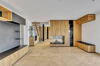 <p>Voor meer info of afspraak bel Matthias 054 69 39 39. Deze <strong>gerenoveerde/deels nieuwbouw woning</strong> is uitermate geschikt voor grote gezinnen of <strong>grote gezinnen met praktijkruimte/zelfstandige activiteit</strong>. Dit door verschillende toegangsdeuren. Ook <strong>kangoeroewoning </strong>behoort tot de mogelijkheden. De woning werd volledig gerenoveerd en voorzien van alledaags comfort. Hoewel instap klaar liggen verschillende nutsleidingen al klaar om bijkomende badkamers en bijkomende faciliteiten te bewerkstelligen. Gezien de eigenaar binnenhuisarchitecte is werd de woning <strong>gerenoveerd met smaak en stijl</strong>. Eiken deuren, ingemaakte massieve kasten over de volledige benedenverdieping, massief eiken Amerikaanse keuken met granieten werkblad zijn slechts een deel van de troeven van de woning. De living van maar liefst 50 m2 heeft een <strong>adembenemend uitzicht op de achterliggende tuin en velden</strong>. Een <strong>veranda </strong>van 51 m2, met zonnepanelen als dak, zorgt voor een extra leefruimte. De woning bezit <strong>4 slaapkamers</strong> doch de ruimtes die wij beschrijven als bureelruimte (25m2) kan eveneens als bijkomende zelfstandige leefruimte, slaapkamers/praktijkruimte gebruikt worden. Energetisch werd deze woning eveneens aangepakt wat resulteerde in een <strong>EPC A</strong>. Absolute troeven van dit huis zijn de open leefruimtes, zuinig energetisch verbruik, mooie locatie op verbindingsweg met achterliggende velden. Mogelijkheid om een eigen toets te geven aan de woning.</p><p>Grijp deze kans en maak van dit huis uw thuis</p>