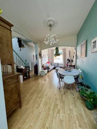 Prachtig ruime gezinswoning met zuid georiënteerde tuin. Deze woning biedt een ideale combinatie van comfort en zeer gunstige ligging.<br />De woning is in perfecte staat , conform alle attesten: EPC, elektriciteit, asbest en bodem.<br />Kenmerken:<br />• woonkamer: een zeer gezellige woonkamer met als extra een goed functionerende houtkachel.<br />• badkamer:<br />• inloopdouche, dubbele lavabo en toilet.<br />• keuken: een ruime keuken voorzien van alle toestellen waaronder een gasfornuis (mogelijkheid tot installatie van een elektrische kookplaat.<br />• slaapkamers: vier ruime slaapkamers met ingebouwde kasten.<br />• vernieuwde cv-ketel : 2025.<br />• kelder: een zeer praktisch, ruime en droge kelder.<br />• belangrijke extra: de woning heeft aan de achterzijde een toegangspoortje.(fietsen, etc.)