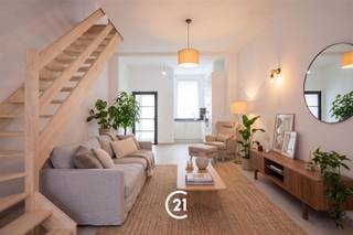 <p>Bent u op zoek naar een energiezuinige en instapklare woning met 3 slaapkamers en buitenruimte in het centrum van Gent? Dan is deze woning precies wat u zoekt.</p><p>Deze volledig gerenoveerde woning is gelegen aan de Drongensesteenweg in Gent, een vlot bereikbare en levendige ligging op korte afstand van het stadscentrum. In de directe omgeving vindt u een ruim aanbod aan winkels, scholen, openbaar vervoer en andere dagelijkse voorzieningen. De ligging combineert zo het comfort van stedelijk wonen met een vlotte mobiliteit, ideaal voor wie centraal en toch aangenaam wil wonen.</p><p>De woning werd volledig gerenoveerd en afgewerkt met kwalitatieve materialen. Daarnaast beschikt ze over vloerverwarming, wat zorgt voor extra wooncomfort. Zowel de voor- als achtergevel werden geïsoleerd, het dak werd vernieuwd en geïsoleerd, en ook alle leidingen werden volledig vervangen.</p><p>Indeling:<br />GLV: Bij binnenkomst betreedt u de inkomhal die toegang geeft tot de lichtrijke leefruimte met open keuken. Op het gelijkvloers is eveneens een apart toilet aanwezig. Via de leefruimte heeft u toegang tot de buitenruimte.<br />1steV: Via de trap bereikt u de nachthal die toegang biedt tot twee ruime slaapkamers en de badkamer.<br />2deV: Hier bevinden zich nog twee slaapkamers, bereikbaar via de trap in de hal, evenals een volledig geïsoleerde zolderruimte.</p><p>Interesse? Neem gerust contact met ons op voor meer informatie of om een bezoek in te plannen.</p>
