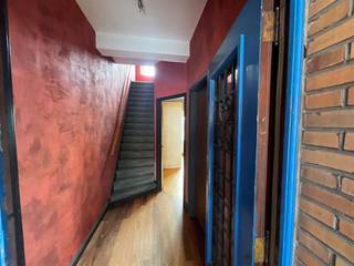 Karaktervolle woning met inkom, woonkamer op eerste verdieping met keuken, op de eerste verdieping 2 slaapkamers en berging, badkamer met ligbad en lavabo, op de derde verdieping 2 slaapkamers, gelijkvloers ruime garage met douche en ruimte voor wasmachine en droogkast, tuin, CV op gas, dubbel glas.