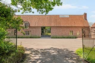 <p>Te koop: unieke hoeve met uitzonderlijk potentieel (combinatie wonen/praktijk, B&B, co-housen, of voor mensen op zoek naar ruimte), midden in het natuurreservaat De Kleiputten, genietend van alle rust & privacy, met prachtige vergezichten. Gelegen in WOONZONE, wat ongelofelijke kansen biedt.</p><p>Deze prachtige eigendom bestaat uit een handige grote parking, en een charmante hoevewoning (hoofdgebouw + bijgebouw)</p><p>Wat maakt dit pand uniek?<br />Het hoofdgebouw heeft meer dan 400 m² bewoonbare oppervlakte, goed voor een indrukwekkend volume en talloze invulmogelijkheden.<br />Met 11 slaapkamers en 8 badkamers biedt deze prachtige eigendom alle ruimte voor grote gezinnen, woonprojecten of ruimtezoekers.</p><p>Binnen vallen meteen de lichtrijke leefruimtes en het open gevoel op. Zowat elke ruimte geniet van zicht op de omliggende natuur. De hoeve beschikt over hoogrendementsglas met houten schrijnwerk, wordt verwarmd met een mazoutinstallatie, en biedt het comfort dat je van een grote landelijke woning mag verwachten.</p><p>Mogelijkheid bijkopen aanpalende bouwgrond 5000m2 + 1,8 hectare</p><p>Voor wie is dit ideaal?<br />Deze eigendom is perfect voor natuurliefhebbers, ondernemers, of grote families die dromen van een unieke woonplek met veel ruimte, rust en uitstekende ontwikkelingsmogelijkheden.</p><p>Te koop via Immo Beguin, jouw vastgoedexpert sinds 2009, met kantoren in Ronse, Waregem, Kortrijk, Deinze, Doornik en Lessines.<br />Meer info of bezoek via flore@immobeguin.be</p>