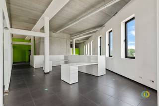 <p><span>Deze kantoorruimte bevindt zich op het tweede verdiep van een strategisch gelegen gebouw in Vilvoorde, met vlotte verbindingen richting Brussel, Mechelen en Vilvoorde centrum. Ideaal voor zelfstandigen, KMOs of bedrijven die een comfortabele en goed bereikbare werkplek zoeken. De ruimte is licht, ruim en functioneel ingericht, met toiletten en een kleine keuken aanwezig. Voor wie opslag nodig heeft, kan er een extra opslagplaats (440m²) onderaan het gebouw bij de kantoorruimte bij gehuurd worden, waardoor kantoor en opslag op één locatie gecombineerd kunnen worden. Deze kantoorruimte is geschikt voor uiteenlopende toepassingen zoals administratieve activiteiten, vergaderingen, werkplek voor personeel, of een combinatie van kantoor en showroom. Een praktische, goed uitgeruste en strategisch gelegen kantoorruimte met tal van mogelijkheden, volledig aanpasbaar aan uw bedrijfsactiviteiten. Mogelijkheid tot het bij huren van buiten staanplaatsen. Provisie: 100€ (gemeenschappelijke kosten)</span></p>