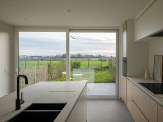 Vlakbij alle winkels en belangrijke invalswegen, bevindt zich deze volledig gerenoveerde woning die uitblinkt in comfort, licht en...