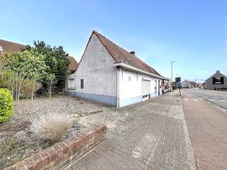 Deze woning op een perceel van 137 m² biedt een solide basis voor wie houdt van een project. Hoewel de inrichting momenteel basic is en de woning volledig gerenoveerd moet worden, biedt de indeling tal van mogelijkheden.<br /><br />Indeling: <br /><br />- inkom<br />- zithoek<br />- keuken<br />- berging<br />- wasruimte / hobbyruimte<br />- berging<br />- badkamer<br />- slaapkamer 1<br />- Slaapkamer 2 bereikbaar via uittrekbare trap<br />- Zolder<br /><br />Er is een kleine buitenruimte aanwezig, ideaal voor een gezellig stadsterras of een onderhoudsvriendelijke koer.<br /><br />Alles op wandelafstand<br />De grootste troef is zonder twijfel de ligging. U bevindt zich hier in het kloppende hart van Ursel:<br /><br /> - Dagelijks gemak: De bakker, slager, apotheek en Spar supermarkt liggen letterlijk om de hoek.<br />- Gezinnen: De plaatselijke school bevindt zich op loopafstand.<br />- Mobiliteit: Uitstekende verbinding met het openbaar vervoer en een vlotte ontsluiting naar omliggende steden als Aalter, Eeklo en Maldegem.<br /><br />Dit is het ideale project voor:<br /><br />- Starters: Creëer je eigen droomwoning tegen een betaalbare instapprijs.<br />- Investeerders: Na renovatie is dit type woning gegeerd op de lokale huurmarkt.<br /><br /><br />Dit pand is onderworpen aan de renovatieverplichting van de Vlaamse overheid voor residentiële gebouwen (behoudens bij sloop binnen 5 jaar na de aankoop). Consulteer voor meer informatie de website van het Vlaams Energie- en Klimaatagentschap via https://www.vlaanderen.be/een-woning-kopen/renovatieverplichting-voor-residentiele-gebouwen<br /><br />Bestuursmaatregelen in het maatregelenregister: in aanvraag