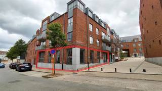 Au rez-de-chaussée commercial /bureau se trouvent actuellement plusieurs espaces de bureaux. Les murs intérieurs sont aménagables.Il y a une...