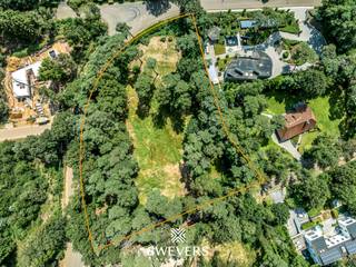 Voor uitgebreide info, surf naar www.SWEVERS.be! – Droom jij van een ongezien grote tuin? Of verkavel jij dit perceel liever in 2 uitzonderlijk knappe bouwgronden? Wat je ook kiest, Sterrenwacht 144 in Bolderberg zal de sterretjes in jouw ogen hoe dan ook doen fonkelen. Het valt absoluut niet te ontkennen, deze 55a 20ca heeft een zeer brede waaier aan unieke troeven in handen. De Sterrenwacht in Bolderberg behoort met zijn 60 meter tot één van de hoogste toppen van Limburg. Zo kan deze uitzonderlijk grote bouwgrond rekenen op een spectaculair uitzicht. Wist je trouwens dat er een vergunning is om dit veelbelovende perceel te verkavelen in 2 gelijke, royale bouwgronden? <br /><br />Bolderberg staat gekend omwille van zijn uitstekende bereikbaarheid. Je woont hier op minder dan vijf minuten afstand van de E313 en de E314. Interesse? Bel ons vandaag nog voor een afspraak. tel. 011 255 155. Bron bewoonbare oppervlakte: EPC – verslag.