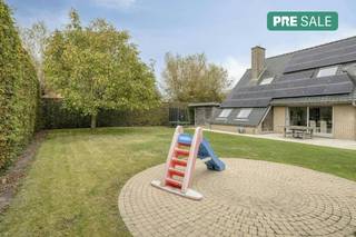 Découvrez cette charmante maison bien entretenue, construite en 1992, située dans une impasse calme et adaptée aux enfants à deux pas de...