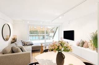 Beautiful renovated duplex apartment with 3 bedrooms and sun terraces on a central loctaie in the Leopoldlaan in Knokke. The apartment is located at 350meter from the Zeedijk. <br /><br />On the living level there is a beautiful new open kitchen with veneer oak cabinets and with marble kitchen top, equipped with all appliances (dishwasher, fridge, freezer, induction hob). The kitchen is located on an east facing terrace where there is room for a dining table or lounge. In addition, the kitchen has a storage room with connection for washing machine and storage space.<br />Very bright living room with dining area both with parquet flooring opening onto the west facing terrace. There is also a guest toilet. If you take the stairs to the upper floor it has the master bedroom, a spacious bedroom equipped for a double bed + custom closets and ensuite bathroom with walk-in shower. Another additional shower room in the hallway, a separate toilet and storage closet. In the second bedroom there is also room for double bed + several built-in closets. In addition, here is also a third bedroom with built-in bunk beds and storage closet. All bedrooms have built-in wardrobes and bedside cabinets.<br />Possibility to purchase pitch in the same building.<br /><br />EPC: .138 kWh/m² (UC: 2658634)