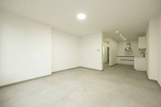 <p>MODERN GELIJKVLOERS APPARTEMENT IN BOOM MET TUIN EN TWEE SLAAPKAMERS</p><p>Dit uitstekende moderne gelijkvloers appartement bevindt zich vlakbij het prachtige groendomein "De Schorre" en biedt een ideale combinatie van comfort, stijl en praktische indeling. Met een bewoonbare oppervlakte van 93m² en een totale grondoppervlakte van 169m², beschikt dit appartement over alles wat u nodig heeft voor comfortabel wonen. Grote troef zijn de individuele meters waardoor de algemene kosten zeer beperkt zijn.</p><p>Het appartement omvat twee ruime slaapkamers, voorzien van laminaatparket vloeren die warmte en elegantie uitstralen. De eerste slaapkamer beschikt over een groot schuifraam naar de tuin. De tweede slaapkamer heeft een deur naar terras en tuin.</p><p>Via een ruime inkomhal komen we in de leefruimte met open keuken op mooie tegelvloer. De keuken beschikt over een afzuigkap, Siemens inbouwapparatuur en een praktische indeling met ruim werkblad.</p><p>De badkamer beschikt over een bad met douchewand, wastafel en alle noodzakelijke installaties. </p><p>Grote troef is de tuin van 91 m² met een leuk terras. </p><p>Het appartement beschikt over een zeer praktische en moderne lay-out met goede doorloopstromen en open plattegronden die de ruimte doet voelen. De witte muren en verlichting zorgen voor een lichte, uitnodigende sfeer.</p><p>Dit modern, eigentijds appartement in Boom is perfect voor koppels, jonge gezinnen of investeerders gezien de aparte meters.</p><p></p>