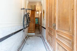 <p>Welkom in de <strong><em>Bisschopstraat 27</em></strong> te Antwerpen!<br /><br />Deze bijzonder ruime en unieke woning combineert authentieke charme en ambachtelijk vakmanschap met modern comfort, ruime vergunde buitenruimtes en uitstekende rendementsmogelijkheden.<br /><br />Zoek je een <strong>gezinswoning</strong> met veel buitenruimte of eerder een opbrengsteigendom?<br /><br />Het pand werd voorheen succesvol verhuurd via <strong>AirBnB</strong>. Dankzij de indeling met meerdere badkamers/sanitaire voorzieningen op verschillende niveaus lenen de ruimtes zich perfect om (deels) opnieuw uit te baten als AirBnB, guesthouse of kwalitatieve co-housing.<br /><br /><strong>Indeling van de woning:</strong><br /><br /><strong>Gelijkvloers:</strong><br />We betreden de woning via de stijlvolle inkomhal met een prachtige authentieke mozaïekvloer. Er is hier handig voorzien in ruimte om uw fiets op te hangen. Aansluitend stappen we door naar de sfeervolle eetkamer en de gezellige woonkamer. De achterliggende keuken grenst aan de koer; dankzij de grote raampartijen stroomt er een overvloed aan natuurlijk daglicht naar binnen. Tevens bevindt zich hier een apart gastentoilet.<br /><br /><strong>Eerste verdieping:</strong><br />Op de eerste verdieping bevindt zich een grote hoofdbadkamer voorzien van een ruime inloopdouche, ligbad, dubbel wastafelmeubel en toilet. Verder telt deze verdieping twee volwaardige slaapkamers:<br />Slaapkamer 1: Een master bedroom van ca. 22 m².<br />Slaapkamer 2: Een gezellige slaapkamer van ca. 14 m², doordacht uitgerust met een eigen privé-douche en toilet.<br /><br /><strong>Tweede verdieping:</strong><br />De tweede verdieping herbergt nog eens twee ruime kamers en een heerlijk buitenplek:<br />Slaapkamer 3: Een kamer van ca. 14 m² met rechtstreekse toegang tot een gezellig<strong> vergund terras </strong>van ca. 12,5 m².<br />Slaapkamer 4: Een ruimere slaapkamer die beschikt over een eigen en-suite badkamer.<br /><br /><strong>Derde verdieping:</strong><br />Op de bovenste verdieping vinden we een extra slaapkamervan ca. 11 m² en het absolute kroonjuweel van de woning: een fantastisch<strong> vergund</strong> <strong>dakterras</strong> van maar liefst 22 m² waar je in alle rust en privacy van de zon en de Antwerpse stadsomgeving kan genieten.<br /><br /><strong>Kelder:</strong><br />De woning beschikt tevens over een praktische kelder die zorgt voor voldoende extra opbergruimte.<br /><br /><strong>Technisch:</strong><br />EPC B — 133 kWh/m²jaar<br />Stedenbouwkundige inlichtingen: Wg – Vg – Gvv – Gmo – Vkr.<br />G- & P-score: A - A<br />Elektriciteit conform<br />Geen renovatieverplichting<br /><br />Op zoek naar een unieke, instapklare woning vol karakter met een ruime buitenruimte of een interessante investering met AirBnB-mogelijkheden?<br /><br />Maak snel je afspraak voor een bezoek!<br /><br /> </p>