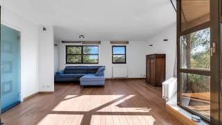 Op zoek naar een ruim en comfortabel appartement op een absolute toplocatie vlakbij Leuven? Immo3000 stelt met trots dit verzorgde appartement voor op de Eenmeilaan 230/42 te 3010 Kessel-Lo. <br /><br />Indeling <br />Het appartement bevindt zich in een kwalitatief gebouw uit 1994 en biedt een royale bewoonbare oppervlakte van 90 m². Oorspronkelijk ingedeeld met 3 slaapkamers, werd de indeling slim geoptimaliseerd naar een ruim 2-slaapkamerappartement. Dit creëert een extra grote, lichtrijke leefruimte met een fijne dynamiek en veel natuurlijk licht. Aansluitend aan de leefruimte bevindt zich de aparte, praktisch ingerichte keuken. In de badkamer geniet je van optimaal comfort dankzij de infraroodverwarming: onmiddelijk heerlijk warm met een simpele druk op de knop! <br /><br />Vanop het privéterras geniet je van een prachtig, rustgevend uitzicht — de perfecte plek om 's ochtends te ontspannen met een koffie of 's avonds uit te blazen. Op het gelijkvloers beschikt het gebouw over een grote gemeenschappelijke tuin, een heerlijke en veilige speelplek voor (klein)kinderen.<br /><br />Troeven<br />•	Parkeren: overdekte autostaanplaats inbegrepen in de prijs!<br />•	Energiezuinig EPC van 114 kWh / (m² jaar): Lage energiekosten en een toekomstbestendig appartement<br />•	Fietsen: Gemeenschappelijke fietsenstalling aanwezig in het gebouw<br />•	Indeling: Omgevormd van 3 naar 2 slaapkamers, aparte keuken, grote leefruimte<br />•	Buitenruimte: Privéterras met prachtig zicht + gemeenschappelijke tuin op het gelijkvloers<br />•	Verwarming: Individuele hoogrendementsketel op gas<br />•	Infraroodverwarming op badkamer<br /><br />Onklopbare ligging<br />De locatie combineert het beste van twee werelden: rust en groen gecombineerd met een uitstekende bereikbaarheid. Het pand ligt pal naast het Provinciaal domein, ideaal voor wandelingen, sport of ontspanning. Bovendien bevind je je op een steenworp van het centrum van Leuven en geniet je van een vlotte verbinding met de E314.<br />Interesse in een bezoek? Neem vandaag nog contact op met Niels van Immo3000 om een afspraak in te plannen.