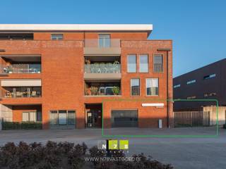 <span><strong>HOOGWAARDIG AFGEWERKTE COMMERCIËLE GELIJKVLOERSE HANDELSRUIMTE/KANTOORRUIMTE VAN 155M² / 196M² (BRUTO-OPP) IN HET CENTRUM VAN DILSEN.</strong></span><br /><br /><span><strong>TROEVEN<br /></strong>- Gelegen in residentie 'Keizersplein' aan het centrumplein "Ter Motten". <br />- Commerciële toplocatie | goede zichtbaarheid en veel passage!<br /></span>- Een goed uitgeruste werkplek met tal van mogelijkheden. <br /><span>- 1 staanplaats in de kelder! (P5)<br /></span>- 1 bovengrondse staanplaats. (S.26)<br /><span>- 2 kelderbergingen. (K6 &amp; K7)<br />- Tuin/terras aan de achterzijde en rechterzijde. <br />- Achterzijde afgesloten met toegangspoort. <br /></span><br /><span><strong>KELDERVERDIEPING -1<br /></strong></span>- Kelderberging nr. 6 (5,05 <span>m²) </span>en nr. 7 (5,05 <span>m²): </span><span>gepolierde betonvloer.<br />- 1 staanplaats in de kelder. (P5) </span><br /><br /><span><strong>GELIJKVLOERS 00 | Momenteel ingericht als kantoorruimte. </strong></span><br /><span>- Ontvangstruimte <span>(4,40m x 3,70m = 16,28m²): zitruimte, toegang tot balie met glazen wanden, inbouwkasten, tegelvloer.<br />- Open landschapskantoor achter de balie (5,15m x 10,34m = 53,25m²): inbouwkasten,tegelvloer. <br />- Gang (11,20m x 1,00m = 11,20m²): balie, inbouwkasten, tegelvloer.<br />- Keuken (1,80m x 2,80m = 5,04m²): geïnstalleerde keukenwand met onderkasten, bovenkasten, combi-oven, spoelbak, koelkast, lades; tegelvloer.<br />- Bureel 1 (4,45m x 4,30m = 19,14m²): gashaard, schuifraam naar terras/tuin, multimediavoorzieningen, inbouwkasten, deur naar kelder, glazen toegangsdeur, tegelvloer. <br />- Bureel 2 (4,15m x 4,50m = 18,68m²): gashaard, inbouwkasten, deur naar terras/tuin, multimediavoorzieningen, glazen toegangsdeur, tegelvloer.<br />- Bureel 3 (3,60m x 3,20m = 11,52m²): vast bureau, multimediavoorzieningen, inbouwkasten, deur naar de balie, tegelvloer.</span></span><br /><span>- Toilet 1 <span>(0,90m x 1,60m = 1,44m²): spoelbakje, hangtoilet,tegelvloer. <br /></span></span><span>- Toilet 2 <span>(0,90m x 1,60m = 1,44m²): spoelbakje, hangtoilet, onderkasten,tegelvloer.</span></span><span><span><br />- Technische ruimte ((1,80m x 0,70m) + (1,45m x 0,70m) = 2.26m²): boiler, ventilatiesysteem, tegelvloer. <br /><br /><strong>EXTERIEUR</strong><br />- Tuin/terras aan de achterzijde van het pand. <br /></span></span><br /><span>Bekijkt u deze advertentie via een aanverwante vastgoedsite, surf dan zeker naar onze website <strong>www.N78vastgoed.be</strong> voor een uitgebreide beschrijving en foto's. Meer info: <strong>+32 (0)89 86 18 88</strong> of <strong>info@N78vastgoed.be</strong>.</span>