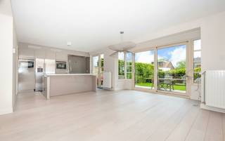 A RHODE-SAINT-GENESE, ravissante maison 3 façades située dans un petit clos. Déployant une superficie de ±200 m² le tout agrémenté d’un agréable jardin de ±120m², joliment arboré. Le rez-de-chaussée accueille un séjour lumineux de ± 40m² s'ouvrant sur la terrasse et le jardin, une cuisine américaine entièrement équipée. À l’étage, vous découvrirez 3 chambres ( ±18m² ±13m²± 12m²) ainsi qu’un espace bureau ouvert de ±8m², 1 salle de bains + 1 salle de bains avec douche séparée. Nombreux rangements. Grenier. Garage 1 voiture et deux emplacements de parking extérieurs. Le sous-sol dispose d'une cave ±35m². Un bien chaleureux et idéal pour une famille – Coup de cœur assuré ! PEB : B <br /><br /><span>Niveau RDC</span><br />- Hall d'entrée <br />- WC invités <br />- Séjour de ±40m² avec accès terrassse / jardin <br />- Cuisine USA full équipée avec arrière cuisine<br />- Accès garage 1 voiture <br /><br /><span>Niveau 1er</span><br />- Hall de nuit avec espace bureau ouvert<br />- 3 chambres <br />- 1 Salle de bains (baignoire, douche séparée, double lavabo, WC)<br />- 1 Salle de bains (baignoire / douche, lavabo, WC) <br />- WC<br /><br /><span>Sous-Sol</span><br />- Cave avec espace buanderie<br /><br />Système d'alarme<br /><br />2 emplacements de parking extérieurs