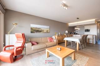 Ce topper est situé le long de la célèbre promenade pédestre et cycliste et dispose d'une terrasse à l'avant et à l'arrière. <br />Aménagement : entrée avec toilettes séparées, séjour spacieux avec terrasse, cuisine avec débarras, salle de bains avec baignoire/douche et lavabo, 2 chambres à coucher à l'arrière dont 1 avec terrasse ensoleillée.<br />Au rez-de-chaussée, vous avez la possibilité d'acheter un garage supplémentaire. Les 2 crochets à vélos sont déjà fournis.<br />La propriété est offerte meublée. Valeur EPC : 91 !<br />Réservez votre rendez-vous pour le Maritime 'Storms' Harbour'.   <br /> 