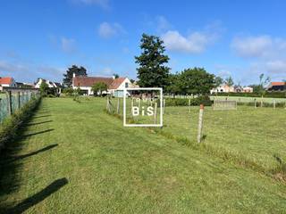 Deze karaktervolle woning is gelegen op een royaal perceel van 5.460 m² en biedt adembenemende zichten op het uitgestrekte polderlandschap van Knokke.<br /><br />Indeling hoofdwoning : <br />Inkomhal met gastentoilet. De ruime en lichtrijke leef- en eetruimte met gashaard biedt directe toegang tot het terras en de zuidwestgerichte tuin. De open, volledig uitgeruste keuken met ontbijteiland kijkt uit op de omliggende natuur. Aansluitend aan de leefruimte bevindt zich een gezellige veranda, momenteel ingericht als bureauruimte.<br />Op de eerste verdieping vindt u een masterbedroom met en-suite badkamer (bad, lavabo en toilet), drie bijkomende slaapkamers en een aparte douchekamer (douche, lavabo en toilet).<br />De woning beschikt tevens over een inpandige garage met plaats voor twee wagens, gecombineerd met een wasplaats.<br /><br />Aparte atelierwoning:<br />Een volledig aparte en smaakvol ingerichte woonunit met ruime leefruimte, open keuken en eetgedeelte, eveneens met zicht op de polders. Op de verdieping bevinden zich twee volwaardige slaapkamers, elk met een eigen douchekamer en toilet.<br /><br /> Meerdere parkeerplaatsen voor de woning.