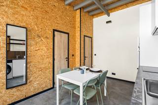 <p>Ben jij op zoek naar je eigen hippe stek in Gent, waar je letterlijk alleen nog je verhuisdozen hoeft uit te pakken? In 2024 werd de woning van onder tot boven gestript en getransformeerd tot een hypermodern, energiezuinig stadsnest met een uitstekend <strong>EPC B-label</strong>.</p><h3><strong>Vier verdiepingen vol slim design</strong></h3><p>Vergeet standaard indelingen; dit huis benut elke vierkante meter optimaal via een slimme, verticale flow:</p><ul><li><p><strong>De Foodie-Basis (Gelijkvloers):</strong> Binnenkomen doe je in de moderne designkeuken. Uitgerust met alle nodige toestellen en slimme opbergmogelijkheden is dit dé plek voor gezellige ontbijtjes of een snelle hap voor je de stad in trekt.</p></li><li><p><strong>The Lounge (1e verdieping):</strong> Een trap hoger vind je de knusse, lichtrijke leefruimte. Compact, maar perfect ontworpen om te onthaasten na een drukke werk- of studiedag.</p></li><li><p><strong>De Suite (2e verdieping):</strong> Privacy troef op de tweede etage, die volledig is ingericht als slaapkamer met een aansluitende, moderne <em>en suite</em> douchekamer.</p></li><li><p><strong>De Bonus (Zolder & Kelder):</strong> Onder het gloednieuwe, geïsoleerde dak schuilt een prachtig afgewerkte zolder. Wordt dit jouw rustige thuisbureau of een creatief atelier? Extra spullen die je liever uit het zicht hebt, kun je moeiteloos opbergen in de droge kelder.</p></li></ul><h3><strong>Alles binnen handbereik</strong></h3><p>De locatie?<strong> Rustig wonen in een bruisende buurt. </strong> Gelegen in een rustig en gezellig straatje, maar met alle troeven van de stad binnen handbereik. Je vindt hier supermarkten, hippe koffiebars en restaurants om de hoek. Station Gent-Dampoort ligt op amper 7 minuten wandelen (ideaal voor Brussel/Antwerpen) en met de fiets sta je in minder dan 10 minuten op de Korenmarkt.</p><h3><strong>Voor wie is dit een match?</strong></h3><p>Dit instapklare pareltje is onmiddellijk beschikbaar en leent zich perfect voor:</p><ol><li><p><strong>Starters of koppels</strong> die een zorgeloze eigen thuis zoeken in Gent.</p></li><li><p><strong>Ouders</strong> die een veilige, kwalitatieve en waardevaste studentenwoning zoeken voor hun kinderen.</p></li><li><p><strong>Beleggers</strong> die mikken op een slimme vastgoedinvestering.</p></li></ol><p><strong>Klaar om te komen kijken?</strong> </p><p>Mis deze unieke Gentse kans niet en plan snel je bezoek!</p><p>Ellen : 0475.400.770 - ellen@altro-vastgoed.be</p>