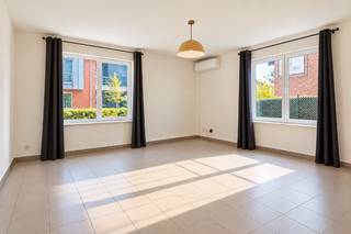 <p><strong>Centraal wonen, energiezuinig en zonder trappen? Dit gelijkvloerse appartement in hartje Wechelderzande heeft alles in huis!</strong></p><p>Een <strong>lichtrijke leefruimte, een volwaardige slaapkamer, een nieuwe warmtepomp én EPC-label B</strong> maken dit appartement bijzonder interessant voor zowel eigen bewoning als investering.</p><p><strong>Een belangrijke troef? De energiezuinigheid!</strong> Recent werd een volledig nieuwe warmtepomp geïnstalleerd, waardoor het appartement vandaag beschikt over <strong>EPC-label B</strong>. Dat betekent comfortabel wonen met een lager energieverbruik en een woning die klaar is voor de toekomst.</p><p>Het appartement verwelkomt je met een inkomhal die toegang biedt tot de <strong>ruime en lichtrijke woonkamer</strong>. Dankzij de grote raampartijen geniet je hier van veel natuurlijk licht en voldoende ruimte voor een gezellige zit- en eethoek.</p><p>Verder beschikt het appartement over een ingerichte keuken met elektrisch kookvuur, dampkap, oven en koelkast, <strong>één volwaardige slaapkamer</strong>, een badkamer met ligbad en wastafelmeubel en een kelderberging.</p><p>De <strong>individuele bovengrondse garage</strong>, verplicht aan te kopen voor € 23.000, zorgt voor extra parkeergemak en opbergruimte.</p><p><strong>Het gelijkvloers appartement is gelegen in het centrum van Wechelderzande op wandelafstand van de bakker, beenhouwer en supermarkt en op minder dan 5 minuten van de autosnelweg E34 (Antwerpen-Turnhout).</strong></p><p>Of je nu op zoek bent naar je eerste eigen stek, comfortabel en onderhoudsvriendelijk wilt wonen of een appartement met verhuurpotentieel zoekt: <strong>hier combineer je een centrale ligging met energiezuinig wooncomfort.</strong></p><p><strong>Interesse? Plan vandaag nog je bezoek en ontdek zelf de mogelijkheden van dit appartement!</strong></p>