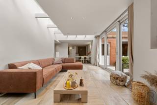 GOEDGELEGEN handelspand met woonst en atelier gelegen nabij centrum Desselgem. INDELING: Winkelruimte met aansluitend het atelier. Deze ruimte...
