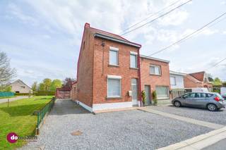 <p><span>Te renoveren woning op bereikbare locatie in Boortmeerbeek</span></p><p><span> </span></p><p><span>Welkom in deze halfopen bebouwing die uitblinkt door haar basis en haar ligging. Dit is de ideale plek voor wie op zoek is naar een huis dat nog volledig naar eigen smaak en persoonlijke wensen kan worden ingericht en gemoderniseerd.</span></p><p><span> </span></p><p><span>De binnenzijde van de woning verrast door haar logische indeling en de overvloed aan natuurlijk licht. De inkomhal, met toegang tot de kelder, neemt je mee naar de leefruimte met zit- en eetgedeelte. De keuken, uitgerust met alle comfort, geeft je toegang tot de badkamer met toilet, wastafel & douche en de ruime veranda waar het heerlijk vertoeven is.</span></p><p><span> </span></p><p><span>Via de trap kom je op de eerste verdieping. Hier kan je 2 ruime slaapkamers terugvinden. De woning beschikt bijkomend ook nog over een ruime zolderverdieping die een enorme meerwaarde biedt. Deze ruimte leunt zich perfect voor de inrichting van een royale derde slaapkamer, een home-office of een hobbyruimte waardoor de woning moeiteloos kan meegroeien met jouw behoeften.<br /><br /></span></p><p><span>Buiten geniet je van een aangename tuin waar je in alle rust kan ontspannen, terwijl de centrale ligging ervoor zorgt dat je nooit ver verwijderd bent van de dagelijkse voorzieningen. De gunstige locatie nabij belangrijke invalswegen maakt deze woning bovendien uiterst interessant voor wie vlot woon-werkverkeer richting Antwerpen, Mechelen, Leuven of Brussel belangrijk vindt. </span></p><p><span> </span></p><p><span>Kortom: een woning met enorm veel potentieel op een toplocatie die klaar is om getransformeerd te worden!</span></p><p><span> </span></p><p><span>Contacteer ons voor een bezoek!</span></p><p><span> </span></p><p><span>015 20 36 00 – <span>info@domoxim.be</span></span><span> </span></p><p><span> </span></p><p><span>domoXim. Waar dromen thuis komen!</span></p><p><span> </span></p><p><span>Ook de waarde van je </span><span>eigen</span><span> woning kennen? Wij geven je graag advies.</span></p><p><span> </span></p><p><span>Dit pand is onderworpen aan de renovatieverplichting van de Vlaamse overheid voor residentiële gebouwen (behoudens bij sloop binnen 6 jaar na de aankoop). Consulteer voor meer informatie de website van het Vlaams Energie- en Klimaatagentschap via https://www.vlaanderen.be/een-huis-of-appartement-kopen/renovatieverplichting-voor-residentiele-gebouwen</span></p>