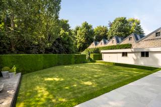 Een VOLLEDIG UITGERUST handelspand met winkelruimte, atelier en een aparte RUIME WONING. TOPGELEGEN vlakbij het centrum van Meulebeke met parkeergelegenheid voor de deur. Indeling handelspand: Perfect uitgeruste, ruime winkelruimte met koeltoog en bijhorende koelcel, goed onderhouden werkplaatsen, opslagruimte, een koel- en vriescel en een praktische wasplaats. Indeling woning: Gezellige woon- en eetkamer met open, volledig geïnstalleerde keuken, een bureauruimte en een zonnige, grote tuin met terras en tuinberging.Op de eerste verdieping bevindt zicht een nachthal die toegang biedt tot vijf ruime slaapkamers en een volledig uitgeruste badkamer. Een unieke kans voor wie wonen en werken wil combineren. TROEVEN: commerciële ligging, parkeergelegenheid voor de deur en top onderhouden. Bezoek na afspraak: info@immobeguin.be