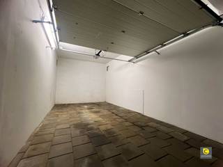 Garage box souterrain avec télécommande et compteur électrique séparé sur la Fruithoflaan !Ce box de garage a été récemment rénové, est situé au...