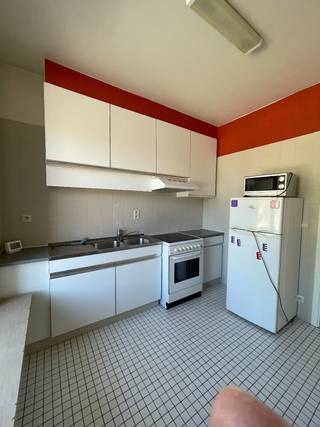 Met 2 slaapkamers, een terras is dit een standaard maar gezellige woning.<br /><br />Het appartement heeft een ruime woonkamer met veel natuurlijk lichtinval en een open keuken. De keuken is voorzien van alle apparatuur en biedt voldoende opbergruimte. De twee slaapkamers zijn ruim en bieden voldoende privacy. De badkamer is voorzien van een douche en een wastafel.<br /><br />De ligging van het appartement is ideaal, met winkels, scholen en openbaar vervoer op korte afstand. Daarnaast zijn er ook verschillende wandel- en fietsroutes in de buurt, waardoor u optimaal van de natuur kunt genieten.<br /><br />Kortom, dit appartement is ideaal voor wie op zoek is naar een gezellige, standaard woning in een rustige omgeving. Met 2 slaapkamers, een terras en een gunstige ligging, is dit de perfecte plek om te wonen.