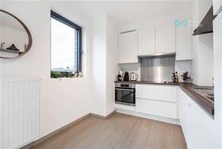<strong>Modern duplex appartement met 1 slaapkamer, bureau, autostaanplaats, fietsenstalling en private tuin op een toplocatie in Edegem.</strong><br /><br />Wenst u een afspraak in te plannen? Afspraken kunnen enkel aangevraagd worden via volgende link: https://wi-antwerpen-zuidrand.mijnhuurprofiel.be/property/80cf29c2-9b82-4880-8d56-79f6f91d69f9<br /><br />Ontdek de moderne levensstijl in dit prachtige duplex appartement gelegen aan de Ernest Jouretlaan 45 te Edegem. Met een bewoonbare oppervlakte van 66m², een moderne afwerking en privatieve zonnepanelen biedt dit appartement een uitstekende combinatie van comfort, duurzaamheid en stijl.<br /><br /><strong>Kenmerken:</strong><br />
<ul>
<li>Leefruimte: Geniet van een zeer lichte en comfortabele leefruimte met open keuken. Vanuit de leefruimte heb je rechtstreekse toegang tot het zonnige terras.</li>
<li>1 Slaapkamer (11m²): Een gezellige slaapkamer ontworpen voor optimaal comfort en rust.</li>
<li>1 Bureau (5m²): Een veelzijdige ruimte die ideaal is voor thuiswerken of studeren.</li>
<li>Zonnig terras: Ontspan op uw eigen terras</li>
<li>Autostaanplaats: Parkeer uw voertuig op uw eigen autostaanplaats voor ultiem gemak.</li>
<li>Afgesloten Fietsenberging voor 2 Fietsen: Een veilige opslagruimte voor uw fietsen, zodat u gemakkelijk kunt genieten van fietsuitstapjes in de omgeving.</li>
<li>Badkamer met Douche en WC: Moderne badkamerfaciliteiten voorzien van een douche, lavabomeubel en wc.</li>
<li>Afzonderlijke WC: Extra gemak met een apart toilet voor u en uw gasten naast de inkom.</li>
<li>Centrale Ligging: Profiteer van de centrale ligging met winkels, openbaar vervoer en recreatieve voorzieningen binnen handbereik.</li>
<li>Zonnepanelen: Duurzaamheid staat centraal met het gebruik van zonnepanelen, waardoor u kunt bijdragen aan een groenere toekomst en genieten van <strong>lagere energiekosten</strong>.</li>
</ul>
<br />Dit duplex appartement biedt niet alleen een eigentijds en comfortabel interieur, maar ook de voordelen van duurzaam wonen.. Ervaar de perfecte combinatie van luxe en milieubewust wonen aan de Ernest Jouretlaan 45 te Edegem.<br />Wenst u een afspraak in te plannen? Afspraken kunnen enkel aangevraagd worden via volgende link: https://wi-antwerpen-zuidrand.mijnhuurprofiel.be/property/80cf29c2-9b82-4880-8d56-79f6f91d69f9<br /><br /><strong><span>Kosten & beschikbaarheid:<br /></span></strong>
<ul>
<li><span>Huurprijs: € 895/maand</span></li>
<li>Provisie: € 65/maand</li>
<li>Beschikbaarheid: onmiddellijk</li>
<li>3 maanden huurwaarborg</li>
<li>Plaatsbeschrijving circa 170 euro per partij</li>
</ul>