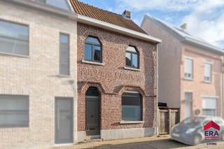 [[ DIT PAND NEEMT DEEL AAN DE ERA OPEN HUIZEN DAG OP 14/3 VAN 13:00 TOT 14:00 ]]
<p>Op zoek naar een <strong>instapklare woning </strong>met <strong>3 slaapkamers</strong> en multifunctionele ruimte in een rustige buurt <strong>nabij alle voorzieningen</strong>? Deze woning vlak bij het centrum van Herdersem (Aalst) is zeker een bezoek waard.</p><p><br /></p><p>De inkomhal leidt naar een <strong>lichtrijke leefruimte</strong> met eetplaats en gezellige inbouwhaard. Aansluitend bevindt zich de keuken met toegang tot een functionele berging/wasplaats, voorzien van lavabo, douche en toilet.</p><p>Achteraan de woning bevindt zich een <strong>ruime veranda</strong> met een aangenaam zicht op de<strong> tuin met terras</strong> – ideaal om het hele jaar door te genieten. De tuin is bovendien bereikbaar via een <strong>overdekt zijpoortje</strong>, handig voor fietsen, tuinmateriaal of vuilnisbakken.</p><p><br /></p><p>Op de eerste verdieping vindt u twee volwaardige slaapkamers (16 m² en 20 m²) en een <strong>moderne badkamer</strong> met <strong>inloopdouche, dubbele lavabo en toilet</strong>. De tweede verdieping, bereikbaar via een vaste trap, herbergt de <strong>derde slaapkamer (20 m²) met dressing (6 m²)</strong></p><p><br /></p><p>Een absolute meerwaarde is het<strong> multifunctioneel bijgebouw werkhuis van maar liefst 55 m²</strong>, bereikbaar via de tuin. Dit bijgebouw is verdeeld over twee verdiepingen met vaste trap en biedt tal van mogelijkheden: hobbyruimte, speelruimte, atelier, opslag, etc.</p><p><br /></p><p>Dankzij de <strong>uitstekende ligging</strong> nabij scholen, openbaar vervoer en met een vlotte verbinding naar het centrum van <strong>Aalst</strong>, combineert deze woning rust, ruimte en bereikbaarheid op een ideale manier. In het straat kan je gratis parkeren.</p><p><br /></p><p>Interesse? Contacteer ons gerust voor een bezoek op het telefoonnummer 053 41 40 25! </p>