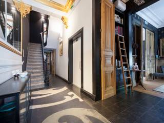 Cet ancien presbytère est situé dans une rue calme près du parc de la ville et a été entièrement rénové en 2011 en un élégant manoir, כיום exploité en hôtel de charme. Le jardin orienté sud-est avec vue sur l’église et le grand parking confèrent à cette propriété un cachet unique à Anvers.

Le hall d’entrée en pierre naturelle noire mène à de spacieuses pièces de vie lumineuses : salon avec bibliothèque et salle à manger donnant sur le jardin. Grâce aux trois façades, la lumière naturelle est omniprésente. Les hauts plafonds, les boiseries et les doubles portes créent une atmosphère chaleureuse. La cuisine, ouverte sur le jardin, est actuellement aménagée en bureaux.

Les étages sont accessibles par ascenseur ou escalier. Les 1er et 2e étages comprennent chacun deux suites (chambre avec salle de bain). Le 3e étage propose un duplex (2 chambres, salle de bain, séjour) et un studio, tous climatisés.

Le sous-sol offre de belles caves voûtées aménagées en salle de réunion et de petit-déjeuner, avec accès au jardin, ainsi qu’un local technique et une kitchenette.

La maison dispose d’un ascenseur, d’un système d’alarme, de double vitrage et de la climatisation. Le jardin ensoleillé (266 m²), sans vis-à-vis, offre une vue dégagée sur l’église. Idéal comme hôtel de charme ou résidence privée.