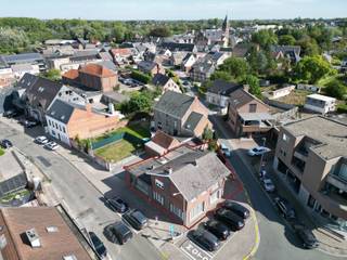 Zéér Ruime Woning met 3 SLPK, Garage én Tuin!In het hart van Erpe-Mere, op een uiterst centrale ligging in de onmiddellijke nabijheid van winkels,...
