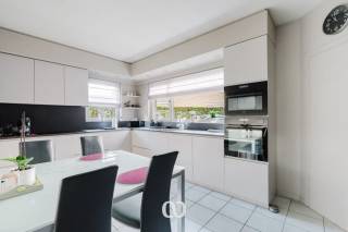 Ben jij op zoek naar een ruime woning waarbij je wonen en werken perfect kan combineren? Gevonden! Deze goed onderhouden eigendom in Gavere biedt ca. 244 m² bewoonbare oppervlakte op een ruim perceel van 899 m² en beschikt bovendien over een commerciële ruimte.<br /><br />De woning dateert uit 1986 en biedt dankzij de ruime oppervlakte heel wat mogelijkheden. Binnen vinden we een aangename leefruimte, een praktische indeling en drie ruime slaapkamers. De commerciële ruimte biedt dan weer de mogelijkheid om een zelfstandige activiteit uit te oefenen vanuit de woning, een kantoor of praktijkruimte in te richten of ze naar eigen wensen te benutten.<br /><br />Ook buiten is er voldoende ruimte. De ruime tuin biedt heel wat mogelijkheden om in alle rust te genieten, terwijl de garage, carport en extra parkeerplaats zorgen voor voldoende parkeergelegenheid.<br /><br />Dankzij de combinatie van een ruime woning, een commerciële ruimte, een perceel van 899 m² en de gunstige ligging in Gavere is dit een eigendom met heel wat mogelijkheden voor wie wonen en werken wil combineren.<br /><br />TROEVEN<br />Ruim perceel van 899 m²<br />Ca. 244 m² bewoonbare oppervlakte<br />3 ruime slaapkamers<br />Commerciële ruimte aanwezig<br />Garage, carport en extra parkeergelegenheid<br />Ruime tuin<br />Goed onderhouden woning<br />Mogelijkheid om wonen en werken te combineren<br /><br />Interesse? Contacteer Vastgoed Coorevits voor meer informatie of plan jouw bezoek.