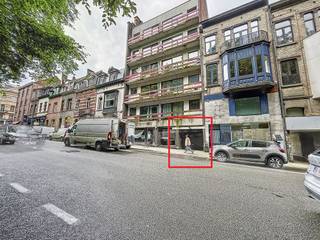 Fantastisch gelegen autostaanplaats op de Waterloosesteenweg 802 te Ukkel nabij Terkamerenbos en alle faciliteiten/Winston Churchill. Ruime...