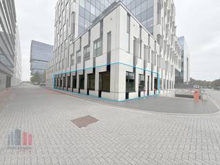 <strong>Instapklare kantoorruimte van 319 m² met 3 privatieve parkeerplaatsen </strong>te koop op toplocatie in het <strong>Westwing Park</strong> in Roeselare. Deze recent ingerichte ruimte combineert modern comfort met praktische toegankelijkheid en is volledig klaar voor gebruik – geen extra investeringen nodig. Dankzij de strategische ligging langs de E403, aan afrit Roeselare-Rumbeke, is het kantoor vlot bereikbaar voor zowel medewerkers als klanten. Het Westwing Park is een gevestigde bedrijvenlocatie met diverse voorzieningen zoals een hotel, eetgelegenheden en oplaadpunten, wat bijdraagt aan een aangename en professionele werkomgeving.<br /><br />De kantoorruimte is lichtrijk en uitgerust met vergaderruimtes en voorzien van ingemaakte kasten, een landschapskantoor, volledig uitgeruste keuken met vaatwas en sanitair. Moderne technieken zoals airconditioning, ventilatie en zonnewering zorgen voor een energiezuinige en comfortabele werkplek. De systeemvloer biedt flexibiliteit in inrichting en bekabeling.<br /><br />Dit is de ideale locatie om je onderneming op de kaart te zetten, met een kantoor dat zowel functioneel als stijlvol is, en waar duurzaamheid en bereikbaarheid centraal staan.<br /><br />Contacteer <strong>PANORAMA B2B</strong> voor bijkomende (technische) inlichtingen of een vrijblijvend plaatsbezoek <strong>050 300 800</strong>.
