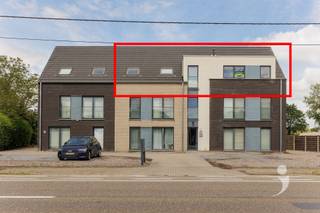 <p><span>Dit prachtige appartement, gebouwd in 2011, combineert comfort, ruimte en een uitstekende ligging. Met een bewoonbare oppervlakte van 108 m² biedt deze eigendom alles wat u zoekt voor aangenaam en modern wonen.</span></p><p><span>Bij het betreden van het appartement komt u terecht in een lichtrijke leefruimte die naadloos overgaat in de open keuken. Deze is volledig uitgerust met alle hedendaags comfort en beschikt over voldoende kastruimte.</span></p><p><span>Het appartement telt drie volwaardige slaapkamers, perfect voor een gezin, thuiswerk of hobbyruimte. De badkamer is stijlvol ingericht met een moderne douche en wastafel. Bovendien zijn de leidingen reeds voorzien voor de plaatsing van een ligbad, waardoor u de ruimte eenvoudig naar eigen wens kan aanpassen.</span></p><p><span>Extra praktisch is de aparte bergruimte met aansluiting voor wasmachine en droogkast. Buiten geniet u van een uitzonderlijk ruim en zonnig terras een echte troef waar het heerlijk vertoeven is.</span></p><p><span>Verder is het appartement uitgerust met een videofoon en beschikt u achteraan het perceel over een privatieve garagebox met elektrische poort. </span></p><p><span>Tevens zijn er vooraan alsook achteraan nog extra auto staanplaatsen voorzien voor de bewoners en/of bezoekers. </span></p><p><span>De ligging is ideaal: nabij het centrum van Herselt en op een boogscheut van Aarschot. Winkels, scholen en andere voorzieningen bevinden zich op korte afstand, wat dit appartement bijzonder aantrekkelijk maakt voor wie centraal en toch rustig wil wonen.</span></p><p><span>Kortom, een instapklaar appartement met ruimte, licht en alle moderne voorzieningen aanwezig! </span></p><p><span> </span></p><p><span>Interesse? Neem vandaag nog contact op voor een bezichtiging en laat u verrassen door de charme en het comfort van dit uniek appartement! <br />Vraag je bezoek aan via 016 15 31 15 of info@immolivit.be! </span></p>