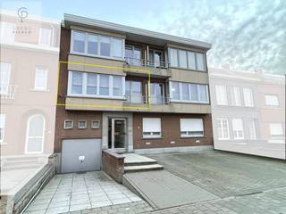 Via de gemeenschappelijke trappenhal begeven we ons naar de eerste verdieping.De centrale inkomhal met vestiaire en gastentoilet geeft doorgang tot...