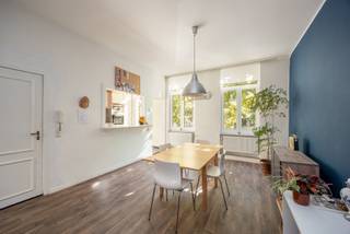 Op zoek naar een ruim appartement op een levendige locatie in Antwerpen? Dit appartement bevindt zich aan de Leopold de Waelplaats, midden in het bruisende Zuid. Het KMSKA, gezellige horecazaken, winkels en tal van andere voorzieningen liggen op wandelafstand. Het appartement is onmiddellijk beschikbaar en biedt dankzij enkele opfrissingswerken de mogelijkheid om er een persoonlijke thuis van te maken.<br /><br />Indeling<br /><br />Via de gemeenschappelijke inkomhal bereikt u de eerste verdieping. Hier komt u binnen in de ruime leefruimte. De grote raampartijen zorgen voor een aangename lichtinval en een open gevoel.<br /><br />De aansluitende keuken beschikt over een ingebouwde koelkast, gaskookplaat, dubbele spoelbak, voldoende kastruimte en een aansluiting voor een wasmachine.<br /><br />Verder bevinden zich op deze verdieping,via een klein trapje, een badkamer met douche, lavabo en toilet, evenals een volwaardige slaapkamer.<br /><br />Een interne draaitrap leidt naar de bovenverdieping, waar u een tweede slaapkamer en een afzonderlijk toilet terugvindt. Een bijzonder praktisch pluspunt is de bijkomende toegang via de gemeenschappelijke hal. Hierdoor kan deze verdieping perfect dienstdoen als thuiskantoor, praktijkruimte of comfortabele logeerkamer, met een afzonderlijke toegang voor bezoekers.<br /><br />Een veelzijdig appartement op een centrale locatie, ideaal voor wie ruim wil wonen in een van de levendigste buurten van Antwerpen.<br />Is uw interesse gewekt? Voor meer informatie of een bezichtiging kunt u contact opnemen met HINTJENS.vastgoed via Sebastiaan@hintjens.eu of 0494 64 44 04.