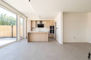 <p><strong>Instapklare nieuwbouwwoning met 5 slaapkamers in Oostmalle</strong><br /><br />Deze <strong>ruime</strong> en <strong>praktisch ingedeelde nieuwbouwwoning</strong> in <strong>Oostmalle</strong> biedt alles wat een modern gezin zoekt: <strong>royale leefruimtes</strong>, <strong>vijf slaapkamers</strong> en een <strong>hoogwaardige afwerking</strong> tot in de puntjes.</p>
<p>Bij het binnenkomen word je verwelkomd in een <strong>ruime inkomhal</strong> met een <strong>apart gastentoilet</strong>. Van daaruit kom je in de <strong>lichtrijke open leefruimte</strong> met <strong>eetkamer en keuken</strong>, die dankzij de <strong>grote raampartijen</strong> een mooie verbinding maakt met de <strong>tuin</strong>. Aansluitend bevindt zich een handige <strong>bijkeuken</strong>, met directe toegang tot de <strong>inpandige garage, </strong>ideaal voor <strong>extra opslag</strong> en comfort.</p>
<p>Op de eerste verdieping bevinden zich <strong>drie volwaardige slaapkamers</strong>, waarvan één beschikt over een aangrenzende <strong>dressing</strong>. Verder is er een <strong>ruime, stijlvolle badkamer</strong> voorzien van zowel een <strong>inloopdouche</strong> als een <strong>ligbad</strong>. Ook hier is een <strong>apart toilet</strong> aanwezig op de nachthal, wat extra praktisch is voor een gezin.</p>
<p>De tweede verdieping biedt nog meer ruimte met een <strong>zeer grote vierde slaapkamer</strong> en een <strong>extra kamer</strong> die perfect kan dienen als <strong>vijfde slaapkamer</strong>, <strong>bureau</strong> of <strong>hobbyruimte</strong>. Daarnaast is er een <strong>technische ruimte/zolderberging</strong> voorzien.</p>
<p>Met in totaal <strong>vijf slaapkamers</strong>, een <strong>dressing</strong>, <strong>inpandige garage</strong> en een <strong>slimme indeling</strong> over drie verdiepingen, is dit een woning met <strong>enorm veel potentieel</strong> voor wie op zoek is naar <strong>ruimte</strong>, <strong>comfort</strong> en <strong>kwalitatief wonen</strong>.</p>
